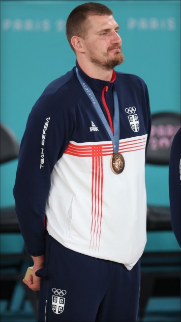 Йокич отметил бронзу ОИ с фанатами в баре. Видео