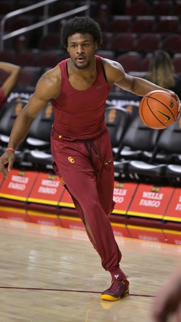 Сын Леброна готовится к драфту на базе «Лейкерс»