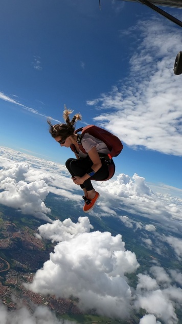 Прыжок с парашютом прямо в облака