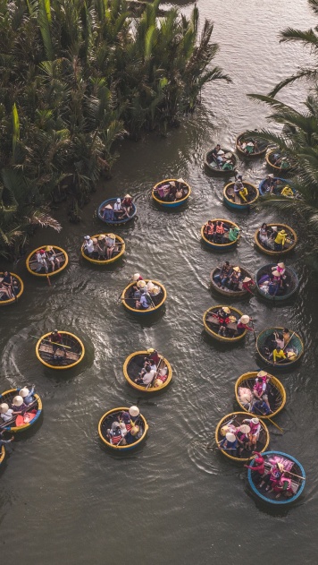 Катание на круглых лодках сквозь тропический лес