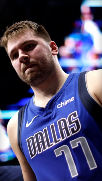 Дончич передвигается на самокате после травмы