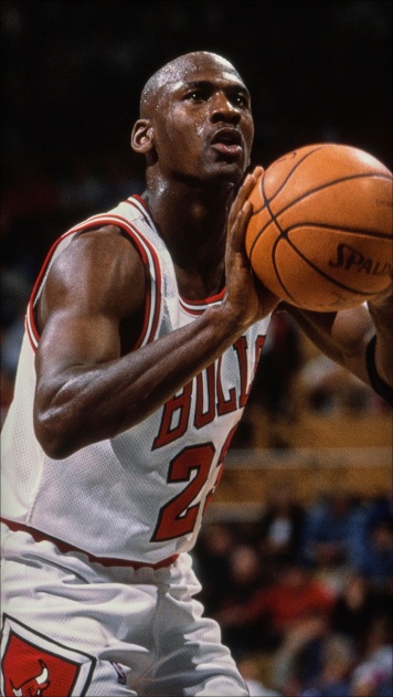 Крутой портрет Джордана на баскетбольном мяче