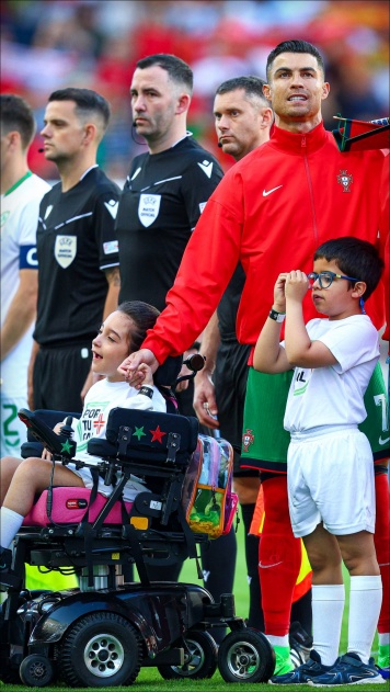 Милый жест Роналду перед игрой с Ирландией. Фото