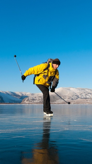 Энергичный танец на коньках по ледяному озеру