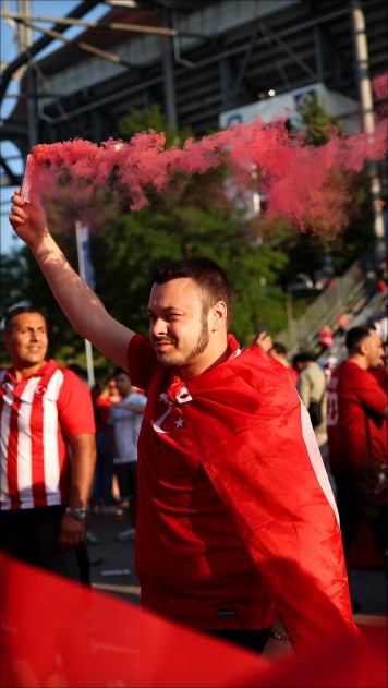 Фанаты Турции отметили победу над Австрией танцем