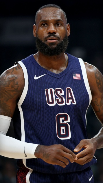 Леброн эффектно станцевал около клуба в Париже