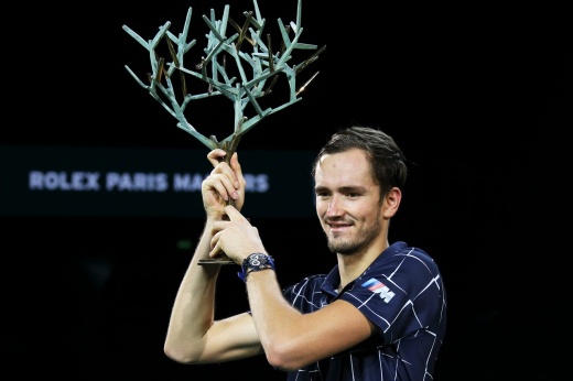 Даниил Медведев совершил камбэк на «Мастерсе» в Париже, обыграл американца Себастьяна Корду и вышел в 1/4 финала