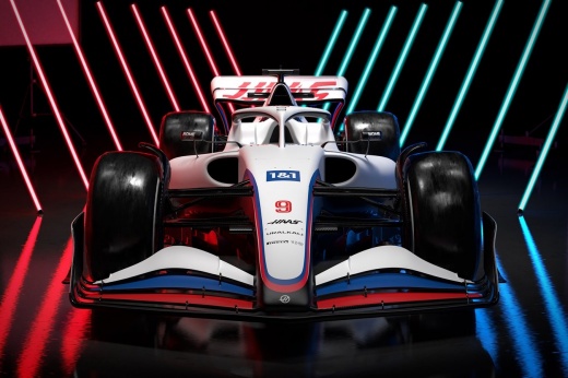Первая машина Формулы-1, построенная по новым правилам — снова в цветах российского флага