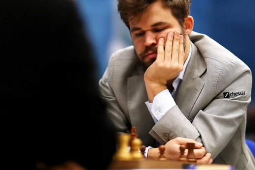 Магнус Карлсен зевнул фигуру и проиграл турнир. Что творится с легендарным чемпионом?