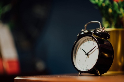 Почему стоит научиться просыпаться без будильника и как это сделать?
