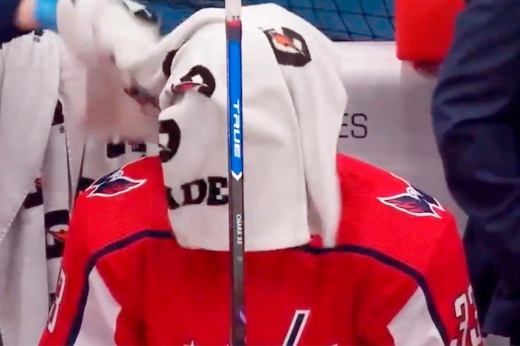 Овечкин не глядя кинул полотенце на голову двухметровому Харе. Забавный момент в НХЛ