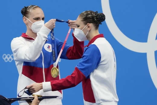 Synchronized Russian swimmers win because of 