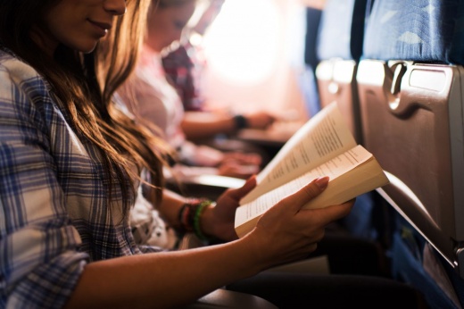 Что почитать в самолёте? 8 интересных книг для долгого путешествия