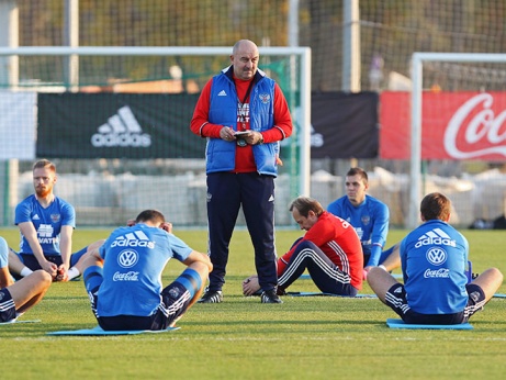 тренер футзальной сборной дает указания