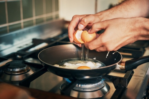 Пашот, всмятку или вкрутую: как безопасно приготовить яйца