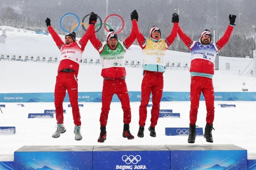 «Мы вовремя остановили Устюгова». Как российские лыжники радовались золоту Олимпиады