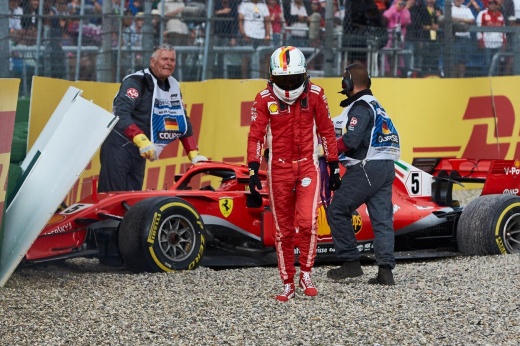13 кошмарных ошибок гонщиков, лидировавших в Гран-при Ф-1. Вместо победы — отбойник