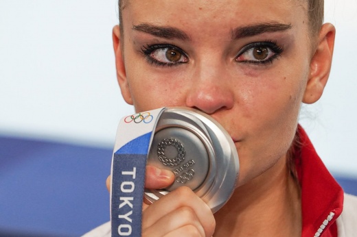 Дина Аверина получила травму и заплакала перед стартом турнира по художественной гимнастике в Минске — что случилось?