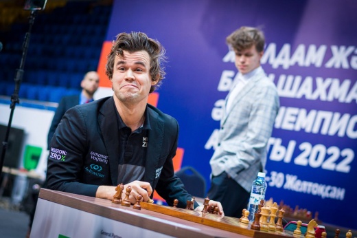 «Покер круче шахмат». Магнус Карлсен отдыхает и смеётся над участниками матча за корону