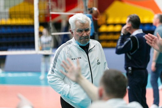 Потрясающий сюжет в русском волейболе: 84-летний тренер Карполь ведёт команду к золоту!