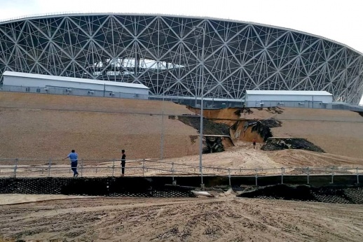 Стадион в Волгограде поплыл. Что вообще происходит?
