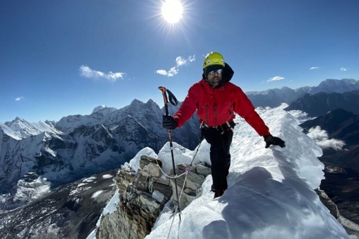 Слепой альпинист покорил Эверест. А затем ещё шесть самых высоких вершин континентов