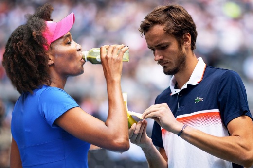 Что едят теннисисты на матчах? Уильямс заказывала кофе на корт, Медведев — царь бананов
