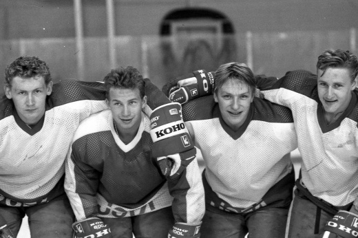 Наш хоккей в фотографиях 90-х. Вскоре новое поколение звёзд побежало в Америку
