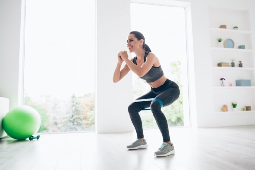 Как тренироваться с фитнес-резинкой? Топ-5 эффективных упражнений на ноги и ягодицы