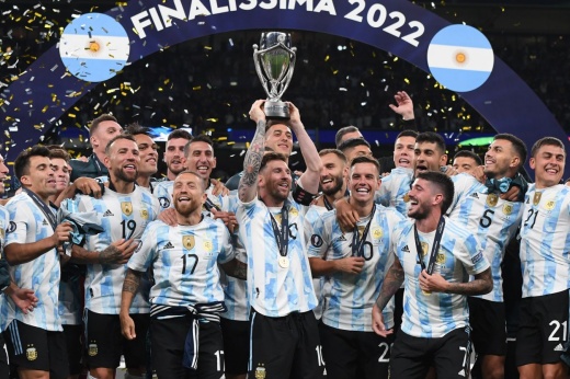 Лео Месси круче, чем трофей Аргентины. В очереди на фото с ним – 26 партнёров по команде!
