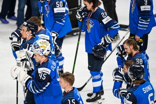 Фото: сборная Финляндии вывесила флаг войны в своей раздевалке на чемпионате мира по хоккею — 2022