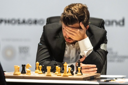 Карлсен схватился за одну фигуру, а ход сделал другой. Почему чемпиона мира не наказали?