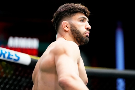 Армянскую звезду UFC вырубили за 30 секунд. Царукяна трясло после падения