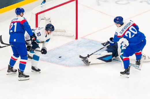 Хоккей на Олимпиаде стартовал с сенсации! Звёзды словаков и игроки КХЛ разбили финнов