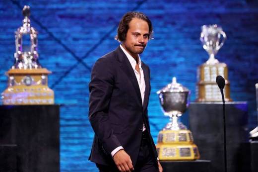 Наследник Овечкина вошёл в историю НХЛ. Мэттьюс выдал великий сезон, взяв сразу 3 награды