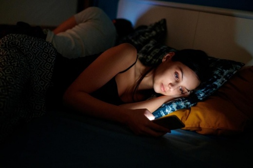 Как засыпать без смартфона? 5 советов от сомнолога