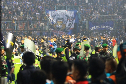 «Многие жизни потрачены впустую». Подробности страшной давки на стадионе в Индонезии