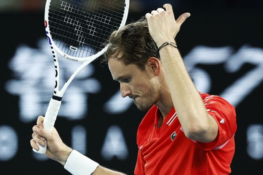 Даниил Медведев вышел из себя и грубо накричал на судью, оскорбил болельщиков на Australian Open — 2022