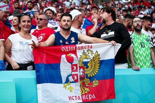 «Флаг России не имеет отношения к ЧМ». Сербии грозят санкции после жестов её фанатов