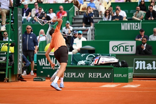 Медведев заплатит € 6 тыс. из-за разбитой ракетки. За какие ещё выходки его штрафовали