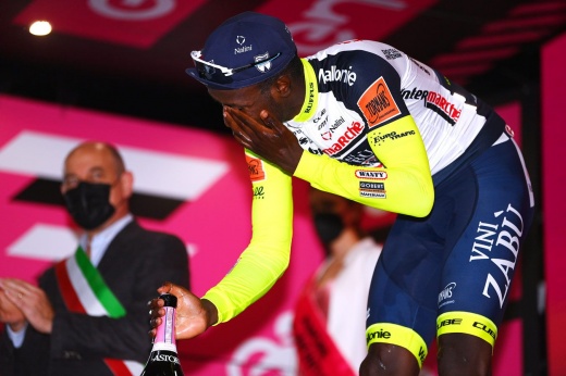 Самая нелепая травма в спорте: велогонщик крайне неудачно открыл победное шампанское