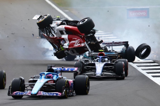 Безумный Гран-при Великобритании: две крупные аварии, яркая борьба и проблемы фаворитов