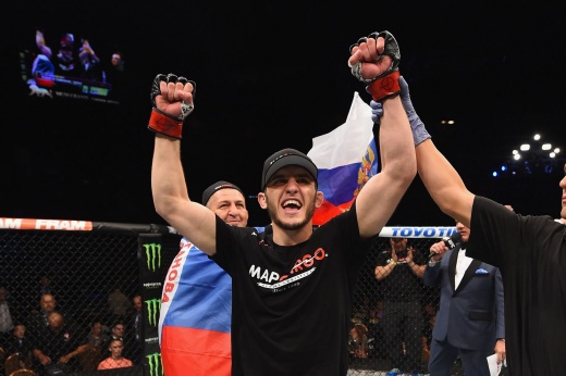 Хабиб-переводчик и Абдулманап с флагом России. Махачев феерично дебютировал в UFC. Видео