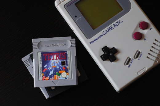 В 90-е портативные консоли были хитами. Все мечтали о Game Boy, а его поджимали конкуренты