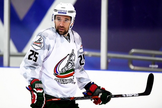 К Малкину или Шипачёву? Пять команд НХЛ для Даниса Зарипова