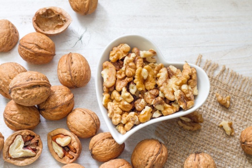 Что будет, если регулярно есть грецкие орехи? Считается, что они улучшают работу мозга