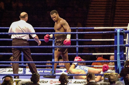 Тайсон за 38 секунд нокаутировал соперника и врезал судье. 20 лет скандальному бою