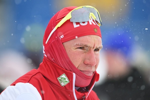 Исключённый из сборной России лыжник легко обогнал Большунова. Что происходит?