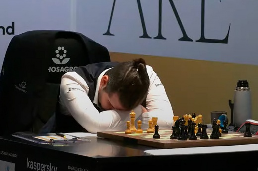 Непомнящий устал и прилёг на стол. Карлсен уже измотал российского шахматиста?