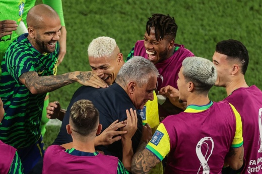 Разве можно не любить эту Бразилию! Даже тренер танцует с игроками после голов